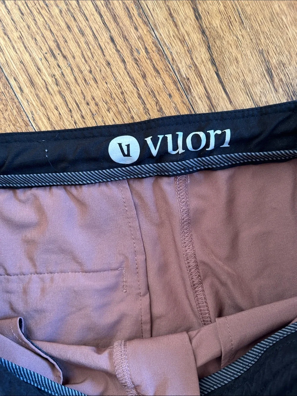 Vuori Men’s Unlined Women Swim Hybrids with Black Waistband EUC